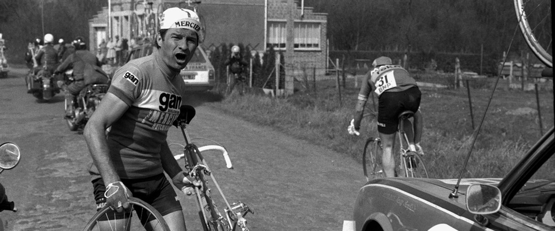 Raymond Poulidor à l'arrêt sur les pavés du Paris-Roubaix